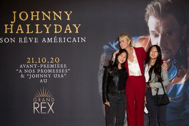 Laeticia Hallyday et ses filles Joy et Jade au Grand Rex à Paris pour la projection des documentaires «Johnny USA» et «A nos promesses» à l&#039;occasion de la sortie du coffret «Johnny, son rêve américain», le 21 octobre 2020
