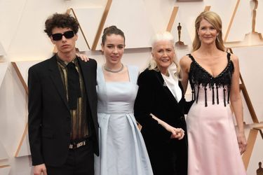 Laura Dern avec ses enfants Ellery et Jaya ainsi que sa mère Diane aux Oscars à Los Angeles le 9 février 2020 