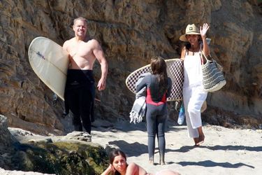 Matt Damon fait du surf en famille à Malibu le 12 août 2020