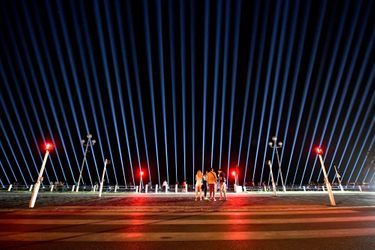 86 faisceaux lumineux ont illuminé le ciel de Nice mardi soir pour un hommage poignant aux 86 victimes de l'attentat terroriste du 14 juillet 2016. 