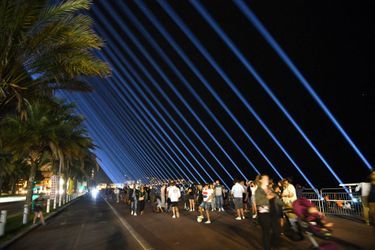 86 faisceaux lumineux ont illuminé le ciel de Nice mardi soir pour un hommage poignant aux 86 victimes de l'attentat terroriste du 14 juillet 2016. 