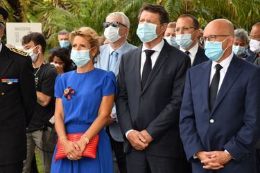 Le maire de Nice Christian Estrosi aux côtés de son épouse Laura Tenoudji et d'Eric Ciotti lors de la cérémonie d'hommage dans les jardins du musée Masséna.