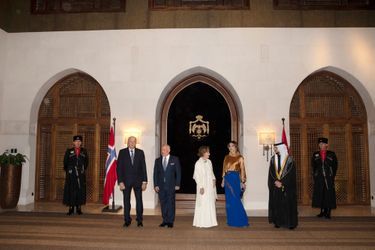 La reine Rania, le roi Abdallah II et le prince Hussein de Jordanie avec la reine Sonja et le roi Harald V de Norvège à Amman, le 2 mars 2020