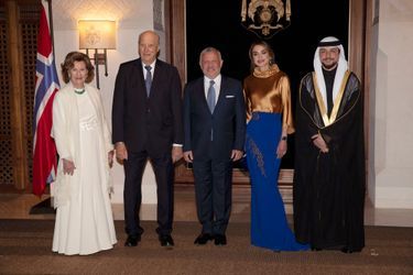 La reine Rania, le roi Abdallah II et le prince Hussein de Jordanie avec la reine Sonja et le roi Harald V de Norvège à Amman, le 2 mars 2020