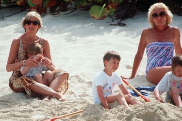 La princesse Diana en vacances avec ses fils William et Harry, sur la plage de l’île de Necker, en avril 1990.