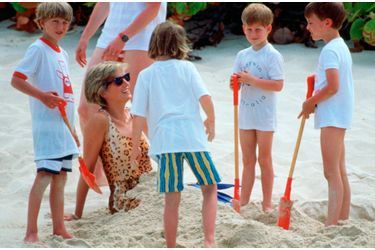 « Princesse des sables, dans une tenue de plage léopard, Diana guide les jeux de son neveu Alexander Fellowes, de ses nièces Laura Fellowes of Emily McCorquodale, et de ses fils, le prince William et le prince Harry. » - Paris Match n°2135, daté du 26 avril 1990.