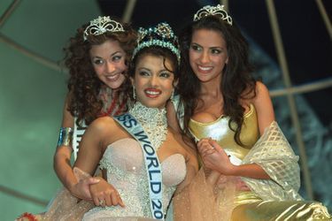 Priyanka Chopra, Miss Monde 2000, entre ses dauphines Miss Italie Giorgia Palmas et Miss Turquie Yüksel Ak, le 30 novembre 2000 à Londres