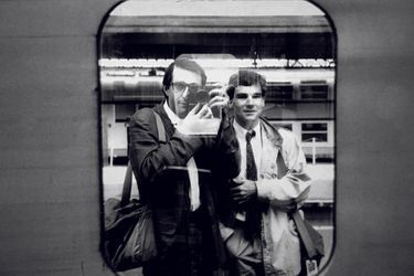 En 1986, avec le photographe Benoit Gysembergh, il part en reportage pour un tour du monde en 40 jours.