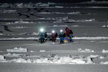 Le 8 décembre 2019, vers 0 h 30, en Arctique. Mike Horn (à dr., en bleu) et Borge Ousland, accompagnés de leurs sauveteurs norvégiens, arrivent enfin en vue du navire qui va les rapatrier. 