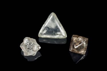 Trois cristaux de diamants provenant des mines de la rivière Orange en Afrique du Sud.