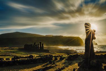 Ahu Tongariki, avec ses 15 moais, dont le plus lourd pèse 86 tonnes, symbolise toute la magie de Rapa Nui.