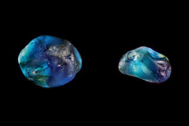 Saphirs de 93,5 et 31,6 carats découverts en Auvergne en 2018.