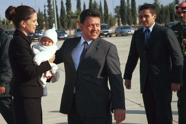 La princesse Salma de Jordanie avec ses parents, le 23 janvier 2001