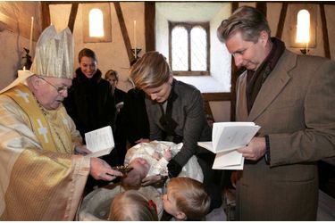 Le prince Emmanuel de Belgique avec ses parents, le 10 décembre 2005, jour de son baptême