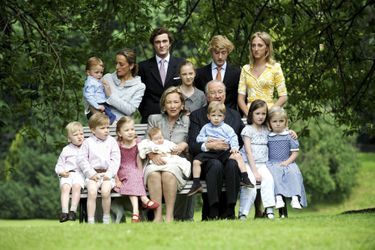 Le prince Emmanuel de Belgique (assis à gauche) avec ses grands-parents le roi des Belges Albert II et la reine Paola, ses sœurs, son frère, ses cousins et cousines et sa tante la princesse Claire, le 17 juin 2008