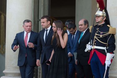 La princesse Salma de Jordanie avec son père le roi Abdallah II et Emmanuel Macron à l&#039;Elysée à Paris, le 19 juin 2017