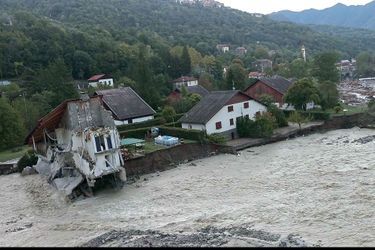 A Saint-Martin-Vésubie (Alpes Maritimes), trente-huit maisons ont été emportées par les eaux. Et plus d’une trentaine sont au bord du précipice. Deux personnes ont perdu la vie dans les crues.