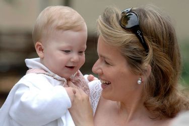 Le prince Emmanuel de Belgique avec sa mère la princesse Mathilde, le 7 juillet 2006
