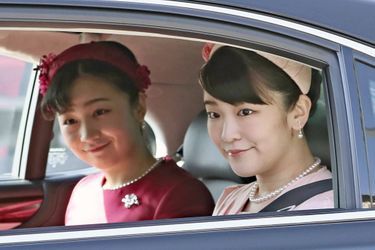 Les princesses Kako et Mako du Japon arrivent au Palais impérial à Tokyo le 23 février 2020