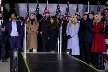 Donald Trump Jr, Lara et Eric Trump, Kimberly Guilfoyle, Tiffany Trump, Jared Kushner et Ivanka Trump à Kenosha, dans le Wisconsin, le 2 novembre 2020.