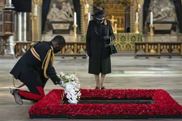 La reine Elizabeth II lors d&#039;une cérémonie privée pour les 100 ans de l&#039;inhumation du Soldat inconnu à l&#039;abbaye de Westminster, le 4 novembre 2020