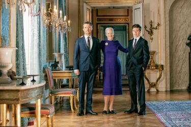 Nouveau portrait officiel de la reine Margrethe II de Danemark, pour ses 80 ans, avec ses héritiers les princes Frederik et Christian. Photo diffusée le 14 avril 2020