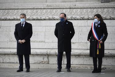 Nicolas Sarkozy, François Hollande et Anne Hidalgo lors de la cérémonie à l&#039;Arc de Triomphe.