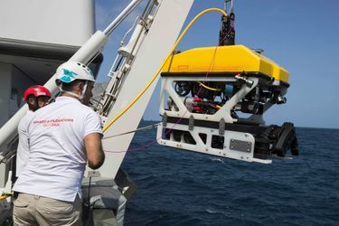 Cap sur les grands fondsL’exploration des grands fonds marins et l&#039;étude de leur biodiversité singulière sont réalisées lors des missions scientifiques à l&#039;aide d&#039;un robot sous-marin télécommandé, le ROV H800 (Remotely Operated Vehicle), équipé de caméras enregistreuses et d’un bras de prélèvement. Ce robot, qui opère jusqu’à 1 000 mètres de profondeur et dont l’observation a révélé de nombreuses espèces nouvelles, enregistre et collecte des échantillons utilisés pour explorer et recenser la faune benthique des grandes profondeurs, un écosystème jusqu&#039;alors peu étudié.Mission scientifique des Explorations de Monaco réalisée dans un site du patrimoine mondial marinMise à l&#039;eau d’un robot sous-marin (ROV) pour l&#039;exploration des grands fonds