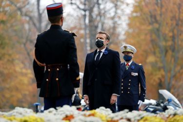 Emmanuel Macron lors du dépôt de gerbe devant la statue de Clemenceau.