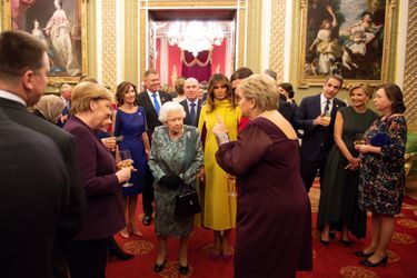 La reine Elizabeth II avec ses invités à Buckingham Palace à Londres, le 3 décembre 2019