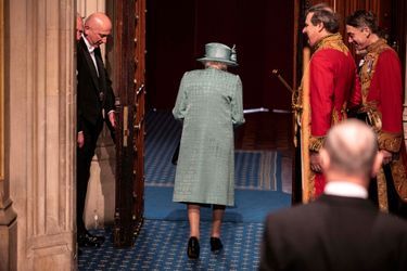 La reine Elizabeth II, de dos, au Parlement à Londres, le 19 décembre 2019