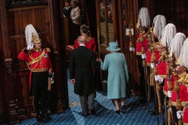 La reine Elizabeth II et le prince Charles, de dos, au Parlement à Londres le 19 décembre 2019