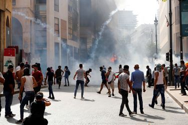 Des milliers de personnes ont manifesté à Beyrouth samedi 8 août 2020 pour demander des comptes aux autorités, quatre jours après les explosions qui ont fait au moins 158 morts dans la capitale libanaise