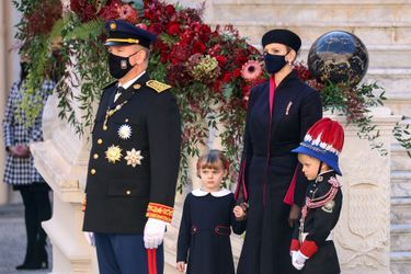 La princesse Charlène et le prince Albert II de Monaco avec leurs jumeaux le prince Jacques et la princesse Gabriella à Monaco, le 19 novembre 2020