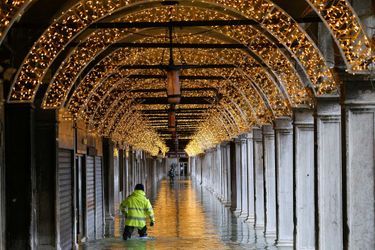 Rodés à l'exercice, certains boutiquiers de Venise ont installé des planches devant leurs pas de portes pour empêcher l'eau d'entrer tandis que les habitants ont dû enfiler leurs bottes de caoutchouc pour se déplacer.