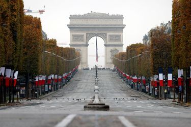 Les Champs-Elysées désertés.