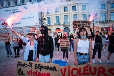 Une cinquantaine de militantes féministes ont brièvement manifesté lundi soir devant le ministère de la Justice à Paris.