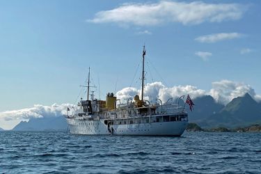 Le Norge, yacht de la famille royale de Norvège dans les îles Lofoten en août 2020 