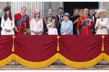 La reine Elizabeth II avec la famille royale au balcon de Buckingham Palace pour Trooping the Colour, le 11 juin 2011