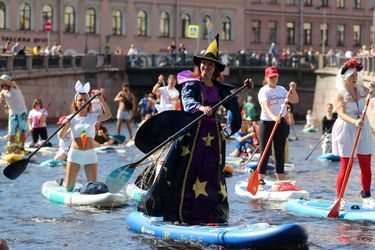 De nombreuses personnes ont assisté au Fontanka Stand Up Festival à Saint-Pétersbourg le 8 août 2020