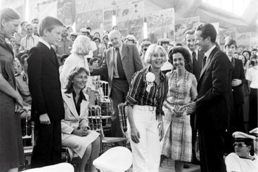 Annie Cordy, en compagnie de la famille royale Belge à Bruxelles, à l’occasion des 25 ans de règne du roi Baudouin, en juin 1976. De gauche à droite : la princesse Astrid, le prince Laurent, leur mère la princesse Paola, Annie Cordy, la reine Fabiola et et le roi Baudouin. A l&#039;arrière-plan, le prince Albert.