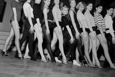 Annie Cordy sur le tournage du film &quot;Tabarin&quot; compagnie des Bluebell Girls, en janvier 1958.