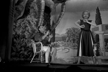 Annie Cordy en compagnie de Bourvil, jouant l&#039;opérette &quot;la Route Fleurie&quot; sur la scène du théâtre de l&#039;ABC à Paris, en janvier 1953.