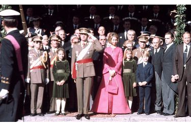 Le roi Juan Carlos d'Espagne, la reine Sofia et leurs enfants, à Madrid, le 22 novembre 1975