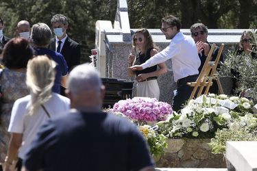 Guy Bedos a été inhumé lundi dans le cimetière du petit village de Lumio, en Haute-Corse.