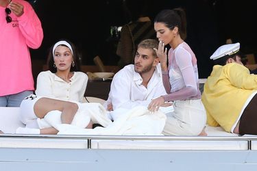 Kendall Jenner sur un yacht avec Bella Hadid, Fai Khadra et Kourtney Kardashian à Miami le 4 décembre 2019