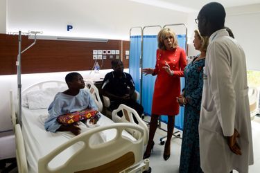 Brigitte Macron et Dominique Ouattara ont visité l’Hôpital Mère-Enfant de Bingerville, en banlieue d’Abidjan, où elles ont été accueillies par le personnel soignant, avant de distribuer des cadeaux de Noël aux jeunes patients.