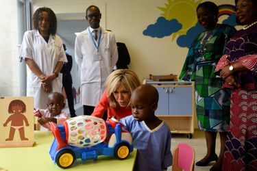 Brigitte Macron et Dominique Ouattara ont visité l’Hôpital Mère-Enfant de Bingerville, en banlieue d’Abidjan, où elles ont été accueillies par le personnel soignant, avant de distribuer des cadeaux de Noël aux jeunes patients.