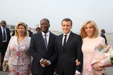 Brigitte Macron, qui accompagne Emmanuel Macron en visite officielle en Côte-d’Ivoire, a participé à plusieurs rencontres en compagnie de Dominique Ouattara, la première dame ivoirienne.