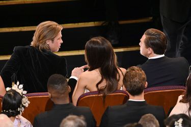 Camila Morrone et Leonardo DiCaprio avec Brad Pitt lors des Oscars à Los Angeles le 9 février 2020